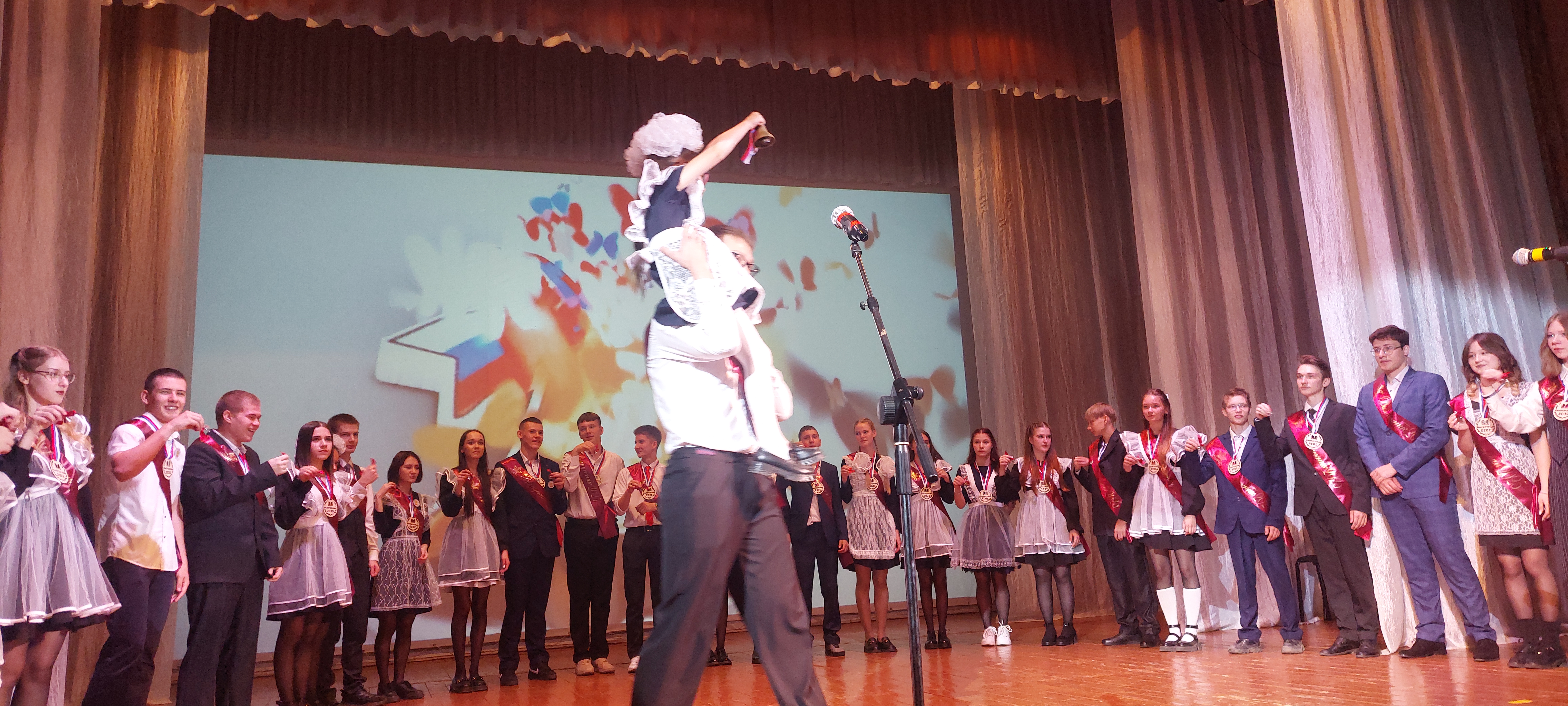 Прозвенел Последний звонок....