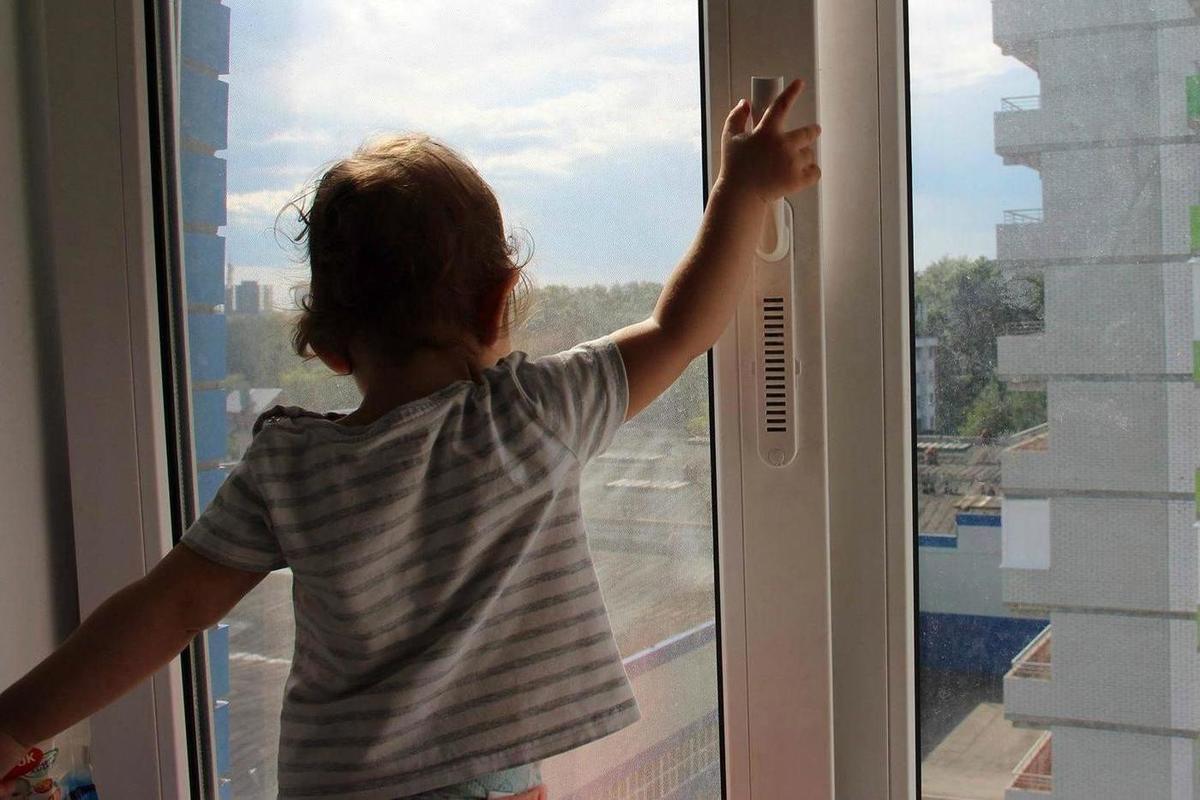 Прокуратура напоминает о профилактике несчастных случаев падения несовершеннолетних из окон.
